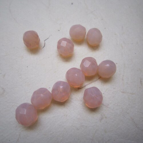 Perle rose pâle à facettes en verre légèrement transparent - lot de 5