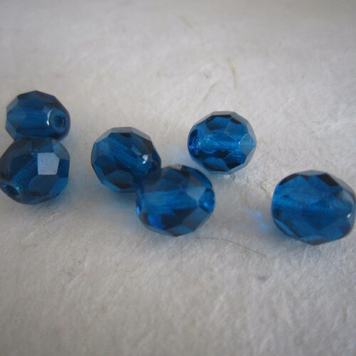 Perle semi ovale à facettes en verre bleu foncé transparent - 8 mm