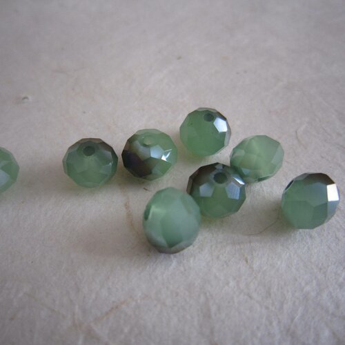 Perles verte et reflets irisés à facettes en verre - lot de 8