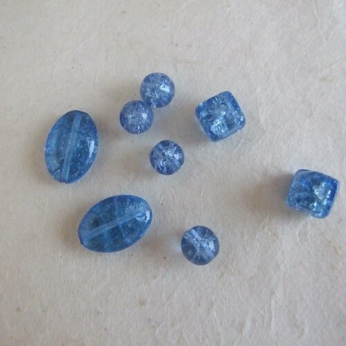 Lot de perles bleu clair en verre craquelé : rondes, cubiques et palets ovales