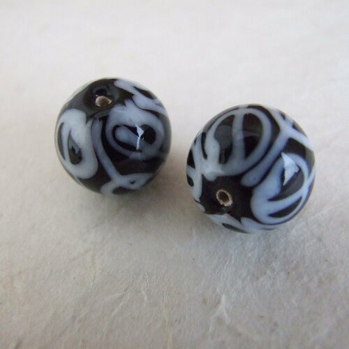 Perles rondes en verre opaque noir, décor blanc - lot de 2
