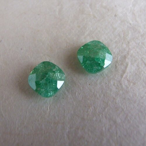 Perle carrée en zirconium - vert absinthe - 10 mm