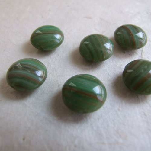 Lot de 2 perles rondes palets en verre vert, stries brunes