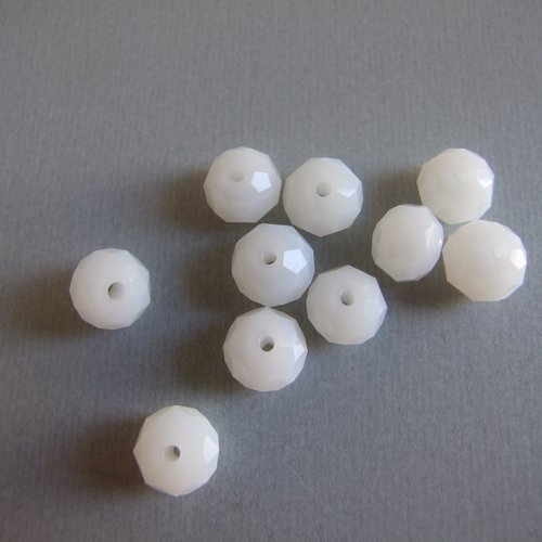 Perles en verre blanc laiteux à facettes  - lot de 2