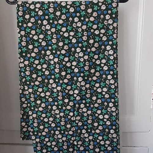 Coupon de tissu : coton imprimé fond vert foncé, fleurs roses et bleues