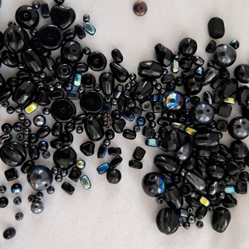 Lot de perles noires et grises en verre de bohême