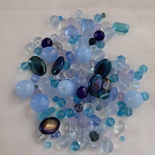 Lot de perles bleues en verre de bohême