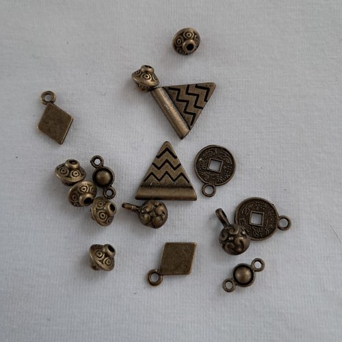 Lot de breloques de formes diverses en métal de couleur bronze