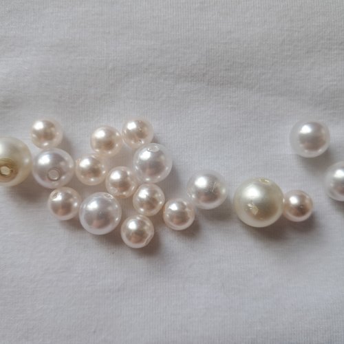 Lot de 18 perles blanches nacrées en résine