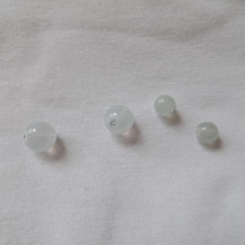 Perles rondes bleu laiteux semi transparent en verre de bohême -  lot de 4