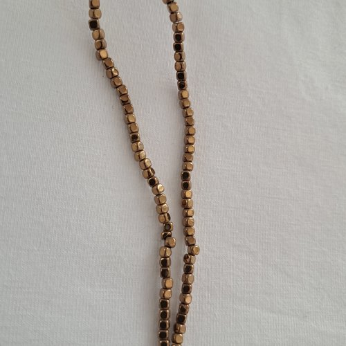 Lot de perles cubiques en verre de couleur bronze monté sur un fil