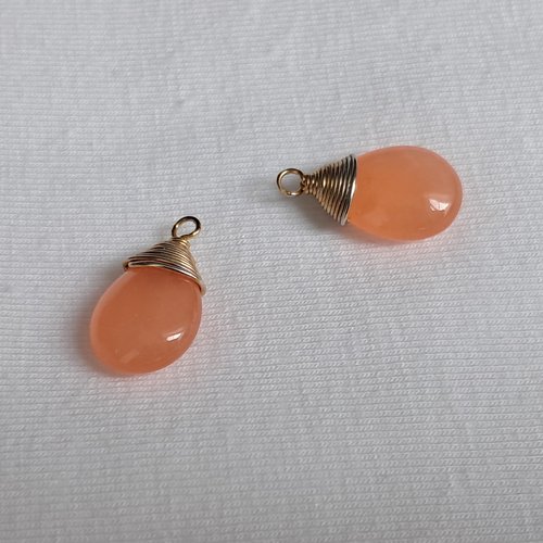 Pendentif goutte de couleur saumon corail avec monture en métal doré