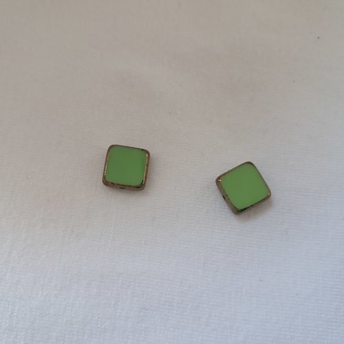 Perles palets carrés en verre vert - 8 mm