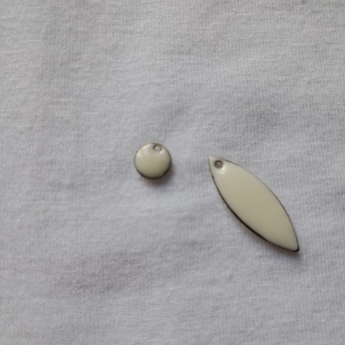 Lot de 2 sequins émaillés en résine époxy blanche