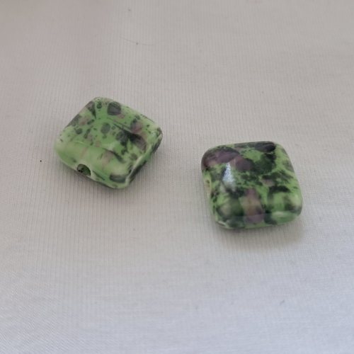 Perles palets carrés en céramique vert clair et marbrures