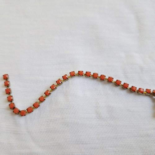 Chaîne en métal doré, strass corail à facettes