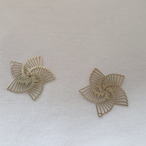 Pendentif ou estampe étoile ajourée en métal doré