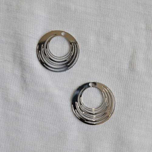 Pendentif ou estampe disque ajouré en métal argenté