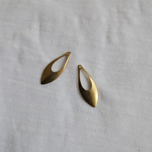 Pendentif ou estampe ovale ajourée en métal de couleur bronze