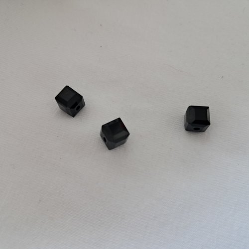 Perles cubes en verre noir