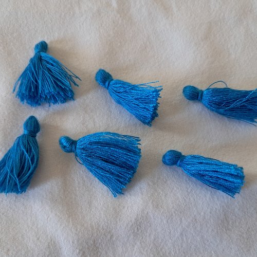 Pompons en coton bleu vif