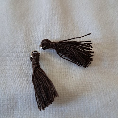 Pompons en coton marron foncé et anneau de suspension