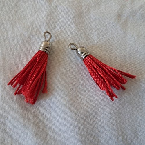 Pompons en coton rouge et embout de suspension