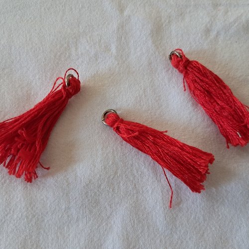 Pompons en coton rouge et anneau de suspension
