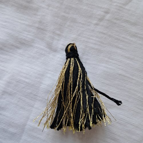 Pompons en coton noir et fil doré