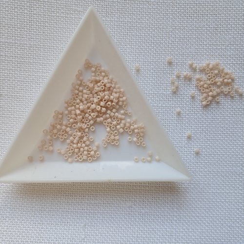 Miyuki delica 11/0 db0353 - opaque antique beige mat