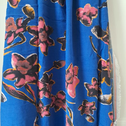Viscose grosses fleurs sur fond bleu cæruleum