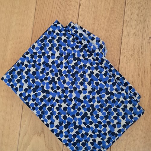 Popeline de coton taches bleu et bleu marine sur fond beige