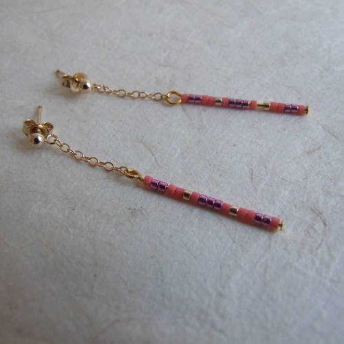 Boucles d'oreille pendants en miyuki roses, violets et dorés, monture en or 14 k