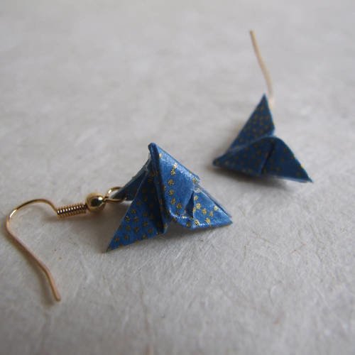 Boucles d'oreille papillons en origami de papier japonais bleu et doré