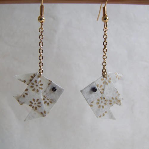 Boucles d'oreille poissons en origami de papier japonais ivoire et petites fleurs dorées