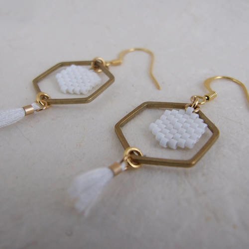Boucles d'oreille hexagones en métal doré et miyuki blancs