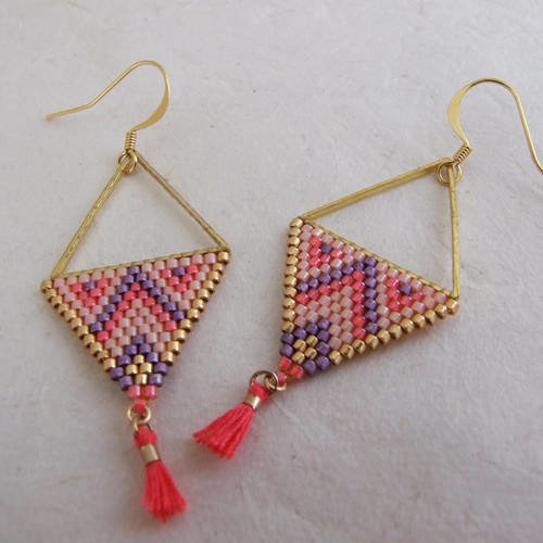 Boucles d'oreille double triangle en métal doré et perles miyuki rose, violet et doré