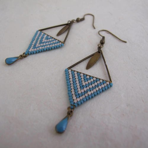 Boucles d'oreille double triangle en métal de couleur bronze et perles miyuki bleu et beige