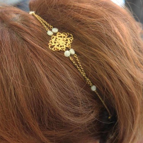 Headband bijou de tête applique dorée, chaînette dorée et palets de nacre