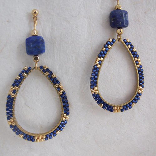 Boucles d'oreille goutte, perles miyuki bleu nuit et doré, perle carrée en lapis lazuli