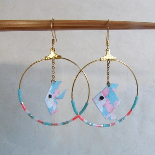 Boucles d'oreille créoles dorées, poissons en origami de papier japonais rose et bleu, miyuki multicolores