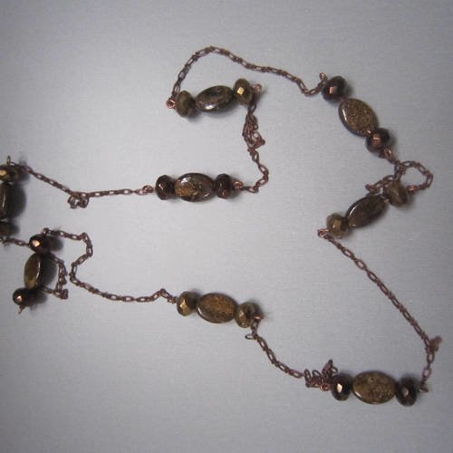Collier sautoir en pierres ovales brunes alternant avec des perles de verre dorées et cuivrées