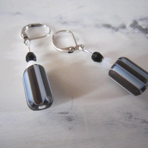 Boucles d'oreille en perles de verre rayées marron, blanc et noir
