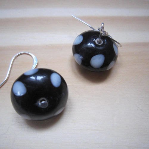 Boucles d'oreille en perles de verre noires et blanches