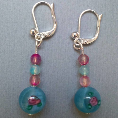 Boucles d'oreille en perle de verre bleu et perles à facettes