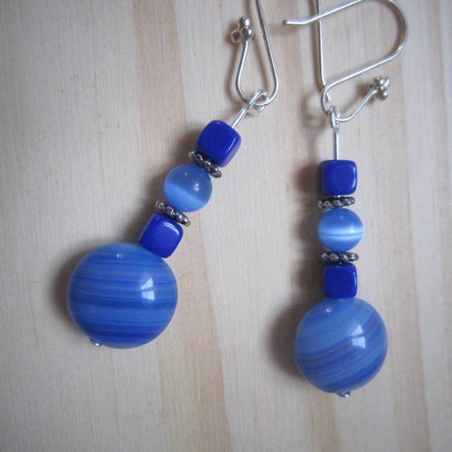 Boucles d'oreille en perles bleues et argentées