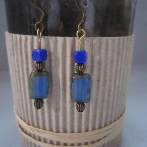 Boucles d'oreille en perles de verre bleues et en perles métalliques de couleur bronze