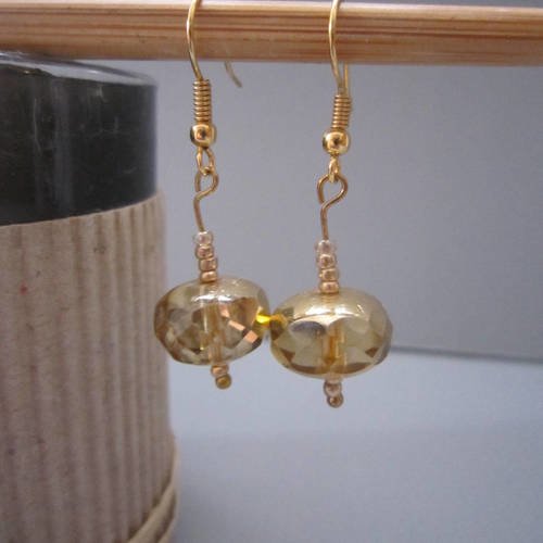 Boucles d'oreille pendantes en perles de verre dorées à facettes