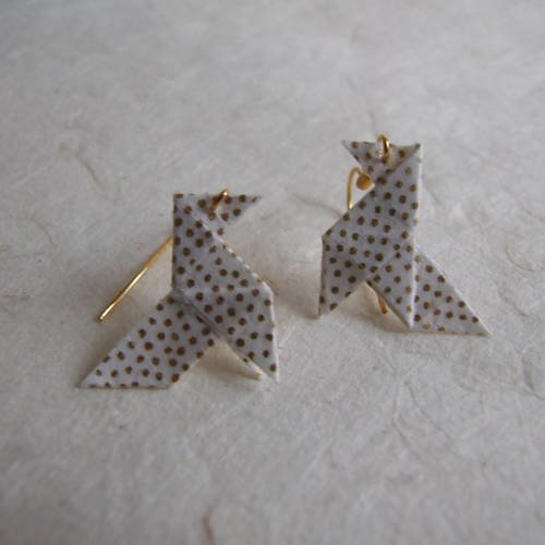 Boucles d'oreille cocottes en origami de papier japonais beige et doré 