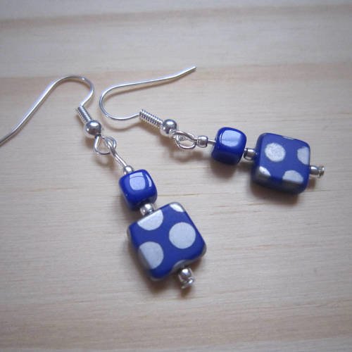 Boucles d'oreille en perles bleues et argentées